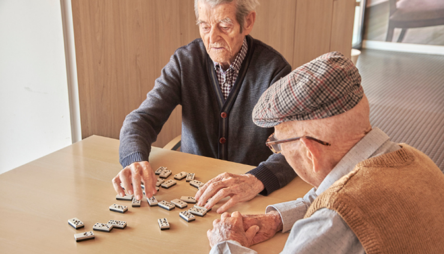 Personas mayores jugando al domino