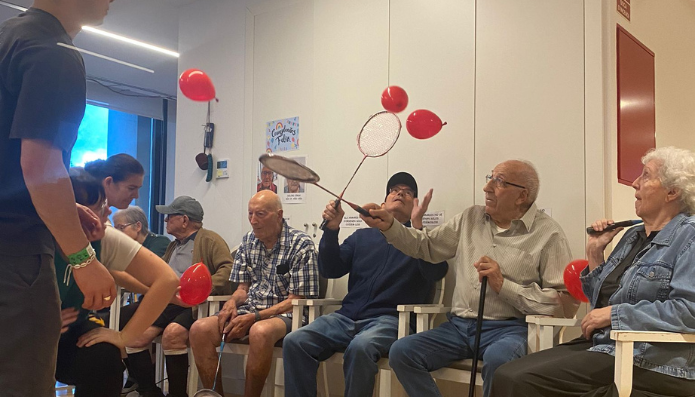 Activitat lúdica amb globus vermells a la residència Colònia Güell