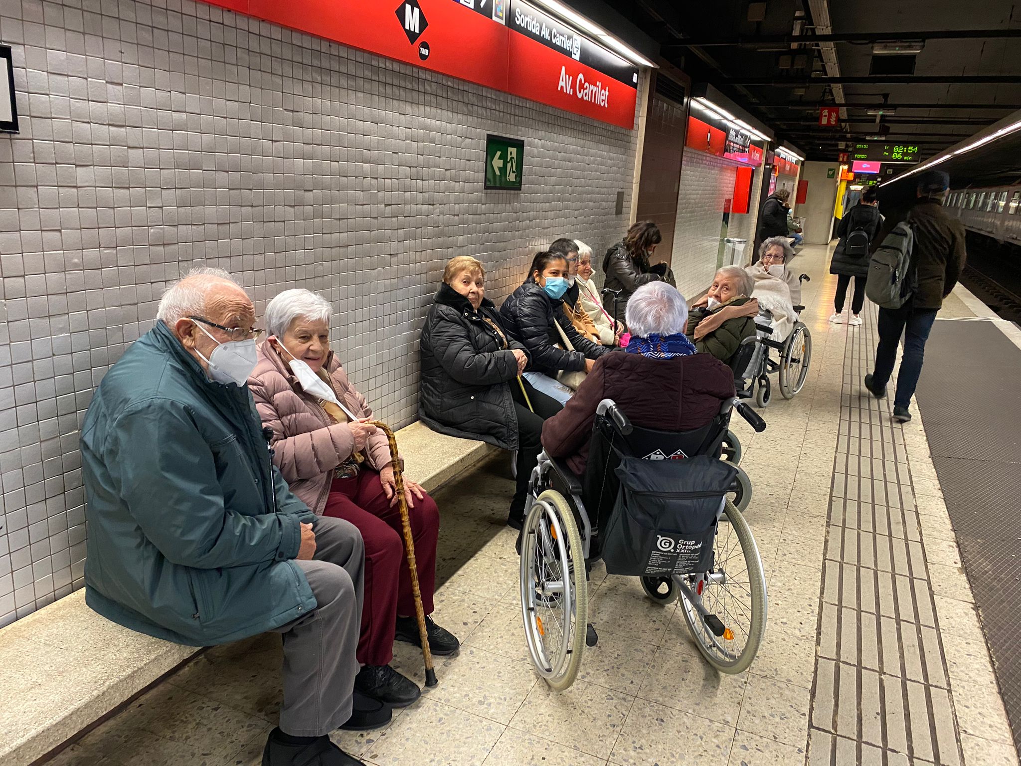 Persones ateses esperant el metro