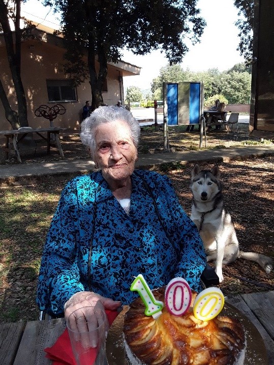 Dolors, dona centenaria a la residència pla de martis 