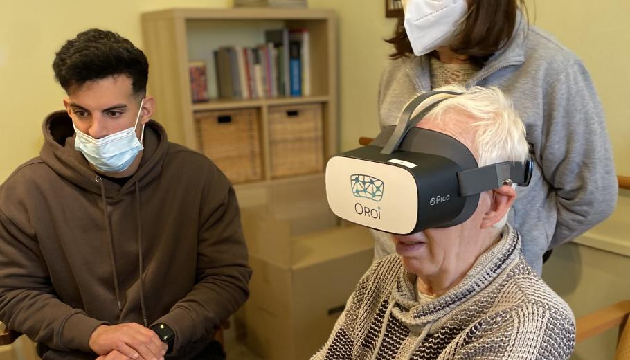 Persona mayor probando unas gafas virtuales