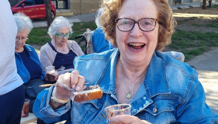 persona mayor tomando chocolate a la taza