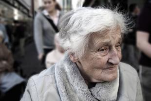 Retrat d'una dona gran al carrer