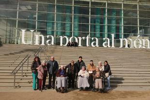 Equipo y residentes de colònia Güell en la puerta del Teatro Nacional