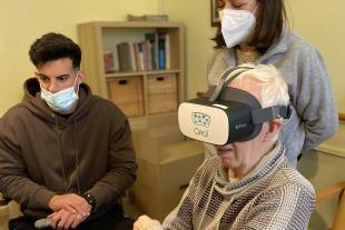 Persona mayor probando unas gafas virtuales